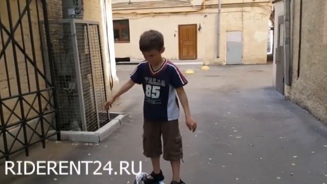Аренда гироскуреров RIODERENT24.ru - Мальчишки катаются на рироскуторе в первый раз смотреть онлайн