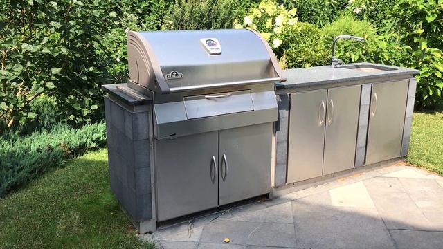 Как разместить Канадский гриль NAPOLEON и оригинальную коптильню в скромном барбекю-комплексе смотреть онлайн