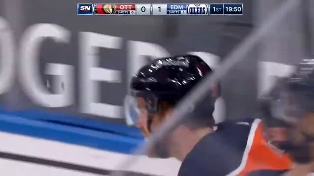 Коннор Макдэвид забрасывает шайбу с нулевого угла на 10 секунде матча с Ottawa Senators смотреть онлайн