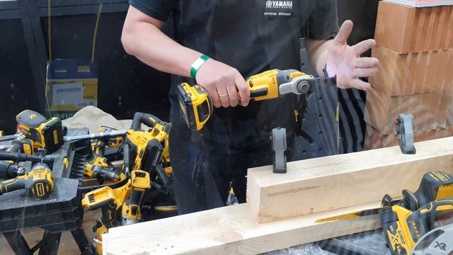 Работа по дереву - Реноватор мультитул DEWALT DCS356B смотреть онлайн