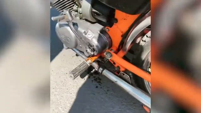 Артемий Панарин едет на мопеде. Artemy Panarin rides a moped. смотреть онлайн