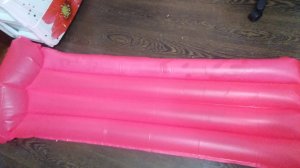 Надуваю грустный матрас (после видео, когда сдувала я его уничтожила случайно 😭)