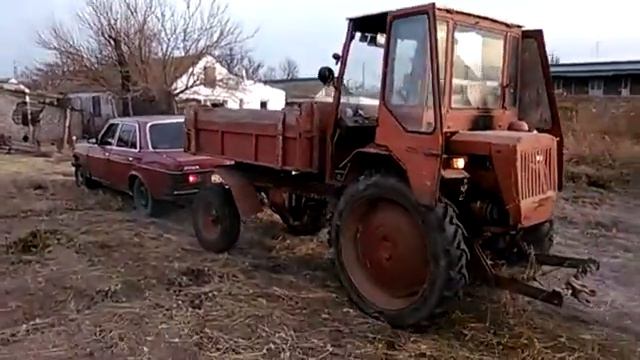 Мерседес 123(2.0 дизель) заводит Трактор с буксира смотреть онлайн