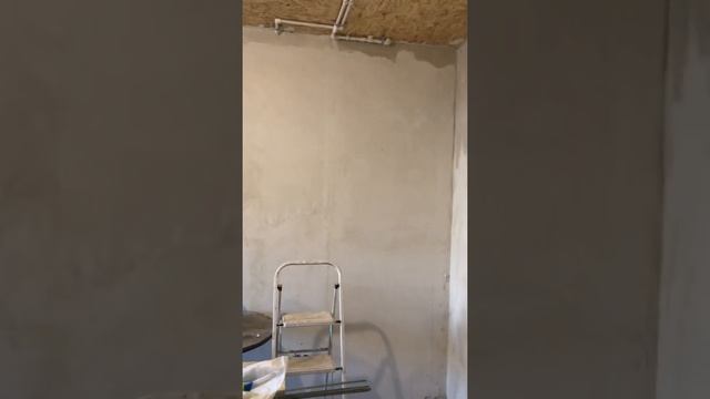 Заштукатурены 3 стены первого этажа
