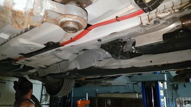 BMW F10 N20 дефектовка снятие выхлопной системы, карданного вала. смотреть онлайн