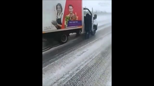 Мужчина пытается остановить «Газель», которая катится по дороге как по катку смотреть онлайн