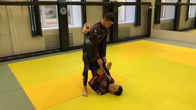 Закрытый гард NO GI. Что делать если соперник встаёт ( Лев Гладких ) смотреть онлайн