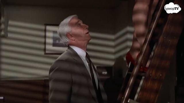 Голый пистолет лучшие моменты смотреть онлайн