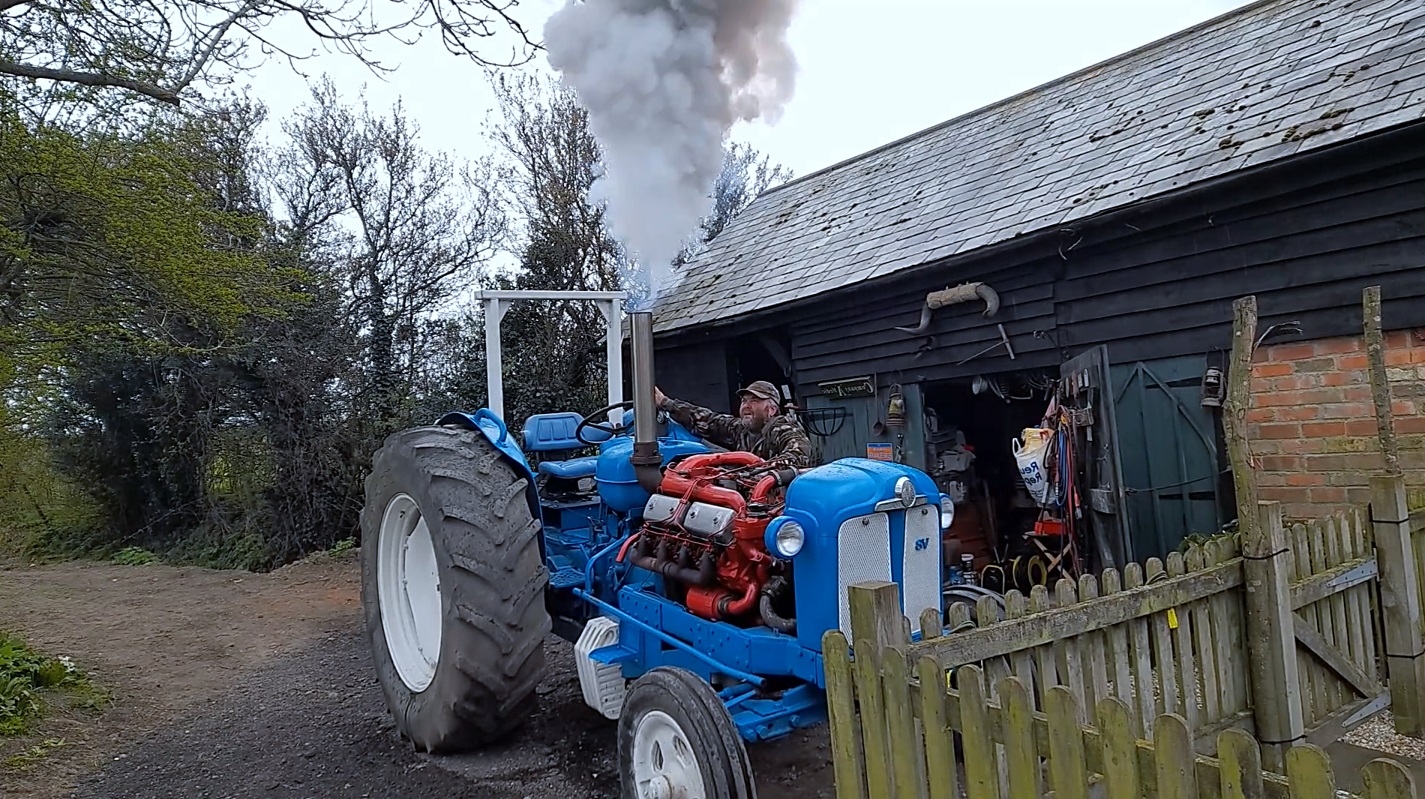 Запуск трактора 1969 года. Дизель V8 смотреть онлайн