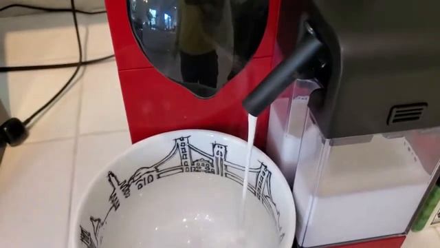 Using Milk Frother on DeLonghi Latissima Nespresso Machine смотреть онлайн