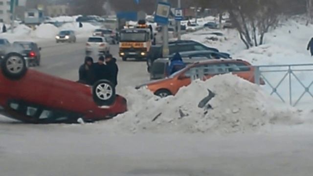 Тупые курицы на дороге, сапог в сугробе, ржач. Stupid girl driver. смотреть онлайн