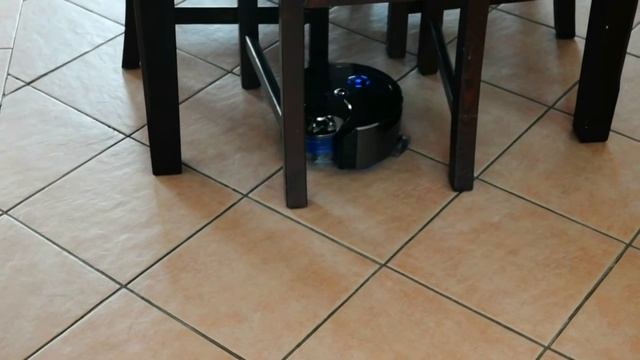 Dyson 360 eye sous une chaise смотреть онлайн
