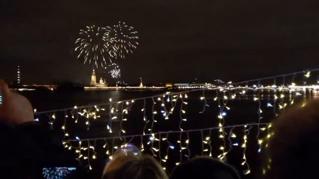 Питер. Новогодний салют . 3 часа ночи начало смотреть онлайн