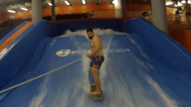 Первое занятие на серфинг тренажере flowrider. Аквапарк лебяжий смотреть онлайн