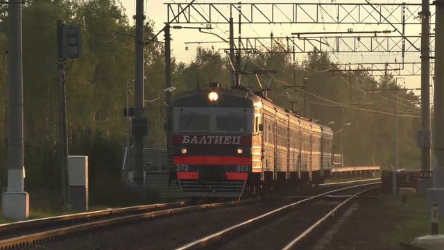 Электропоезд ЭТ2 - 009 "Балтиец" останавливается на о.п.Сосновая Поляна смотреть онлайн