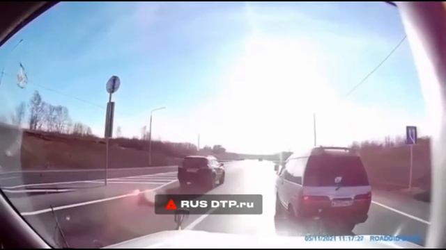 А зачем соблюдать ПДД и смотреть в зеркала? смотреть онлайн