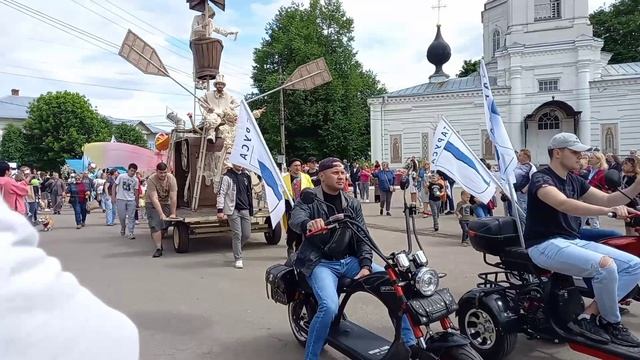 Петухи да гуси в городе Тарусе. Фестиваль в Калужской области. смотреть онлайн