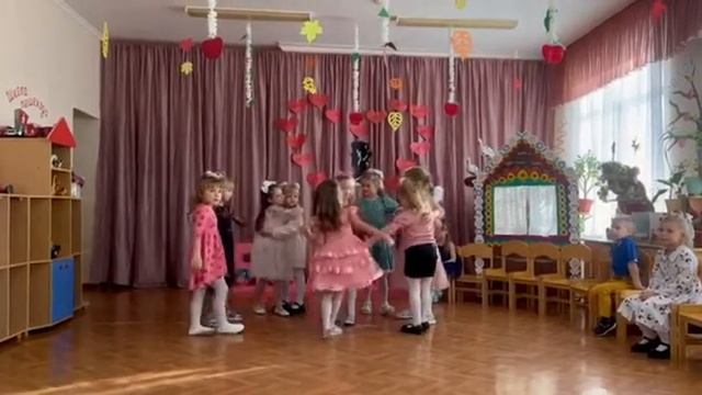 Танец в детском саду на "День мамы" смотреть онлайн