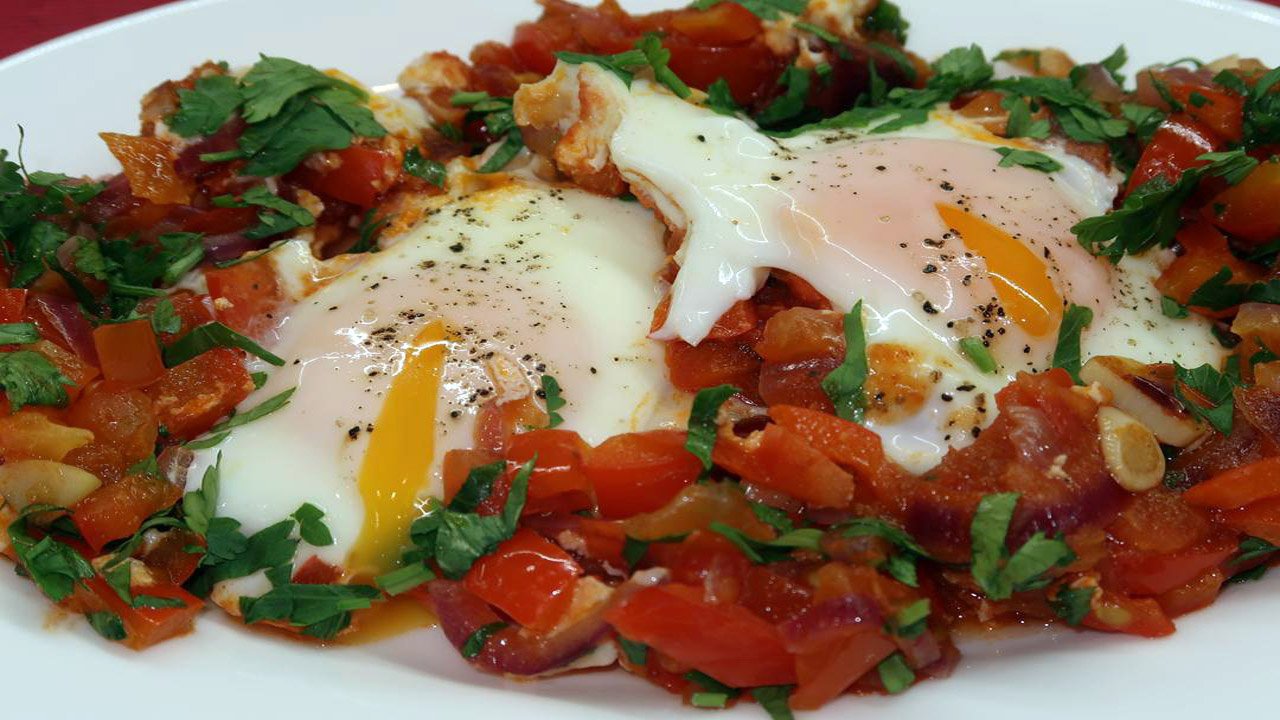 Яичница Шакшука. Еврейская яичница с помидорами. Израильский завтрак смотреть онлайн