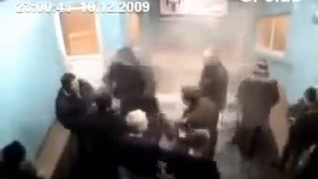 Тренер по боксу ушатал гопников в подъезде.mp4 смотреть онлайн