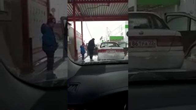 чувак в Барнауле моет машину смотреть онлайн