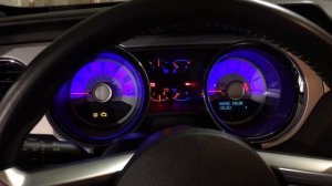 Mustang . Можно самому настроить цвета подсветки панели приборов