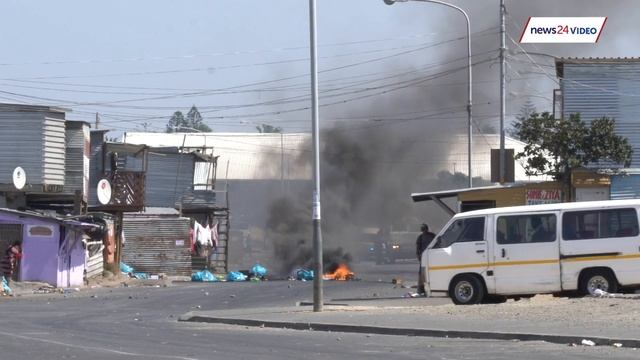 WATCH | Police fire rubber bullets at protesting Joe Slovo, Cape Town residents смотреть онлайн