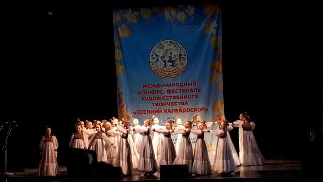 Девичий хоровод. Народный самодеятельный коллектив "Кристалл". Народный танец.Дети 9-12 лет. смотреть онлайн