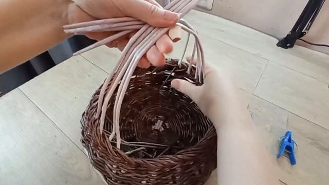 Корзинка из бумажной лозы. Загибка. Ручка. Патина. Часть 3.Korb mit Papierreben. Teil 3. смотреть онлайн