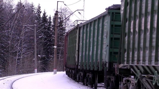 ВЛ11-531 затаскивает в гору грузовой поезд. Перегон Поварово-2 - Поварово-3. смотреть онлайн