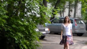 Девушка по городу шагает босиком...