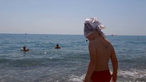 Аня купается в Черном море. Лазаревское.