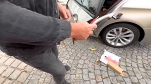 КАК САМОСТОЯТЕЛЬНО ЗАМЕНИТЬ РУЧКУ ДВЕРИ НА БМВ F10,F11 ЗА ПЯТЬ МИНУТ.