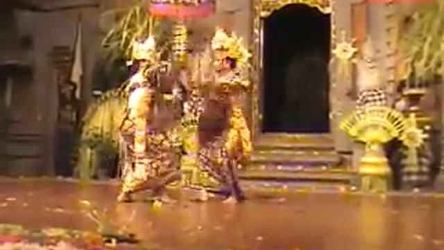 Gamelan Tirta Sari Yuliati & Bidani sisters on Legong Jobok смотреть онлайн