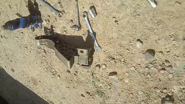 выкрутить обломанный болт  ( обломыш) с КПП лада гранта