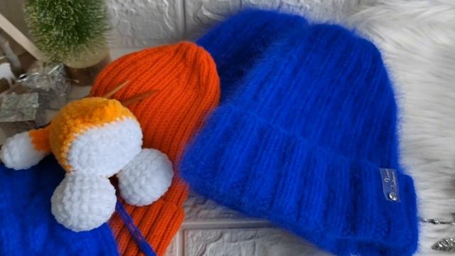 Игрушки, шапки, варежки. #игрушка #игрушкавподарок #игрушкакрючком #варежки #шапкаизпуханорки смотреть онлайн