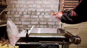 Клеем фольгу на пенополистерол