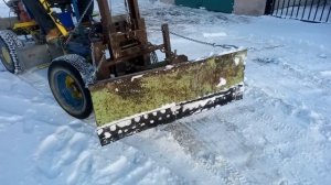 Самодельный трактор из мотоблока с передним адаптером. Уборка снега. (Лопата для снега)