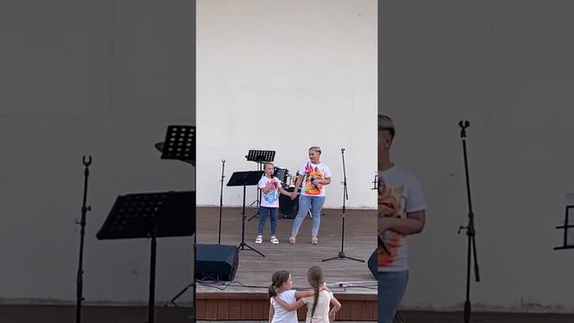 Мама и дочка поют в парке смотреть онлайн