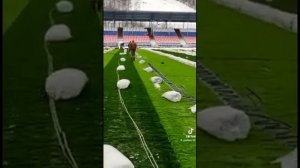 Монтаж футбольного поля. Склейка рулонов искусственного газона. 3 часть.