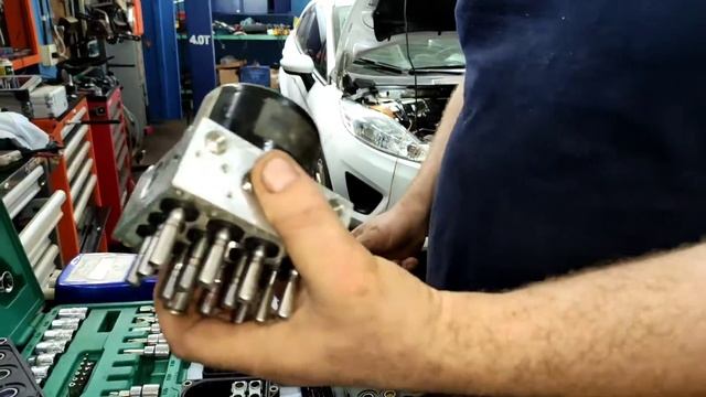 NEW FIESTA com freio travado falha no ABS teste e reparo o vídeo mais completo sobre ABS !! смотреть онлайн