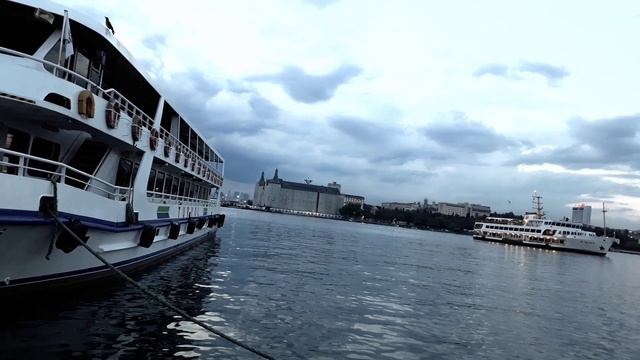 Вечерняя прогулка по набережной Босфора. Стамбул. Турция