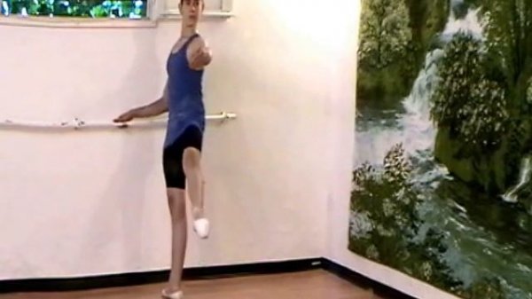 Rond de jambe en l'air en dehors и en dedans на 45°