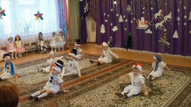 Новогодний утренник 2015. Танец Снеговичков смотреть онлайн
