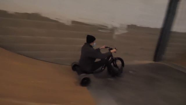 JE TAGUE LES MURS D’UN SKATEPARK !! смотреть онлайн