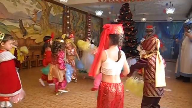 общий новогодний танец "Супер детский сад" смотреть онлайн