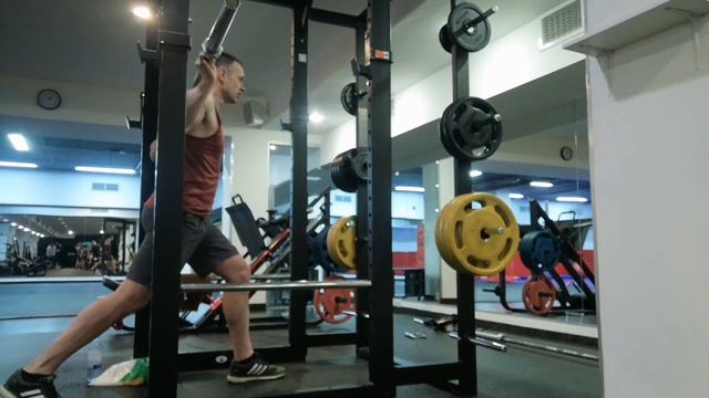 Выпады / Выпады со штангой (часть 1) #выпады #бодибилдинг #ягодичные