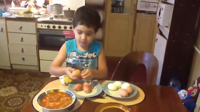 Прикол,мама попросила сына почистить яйца смотреть онлайн