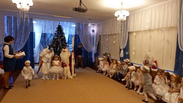 Нева читает стишок на ёлке смотреть онлайн