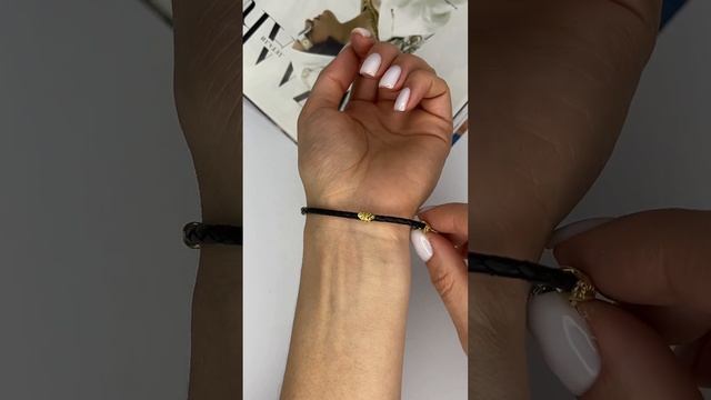 Каучуковый браслет с золотыми вставками АБ014316 смотреть онлайн